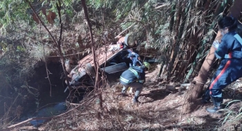 Uma pessoa morre e três ficam feridas após carro capotar e cair em córrego na GO-080